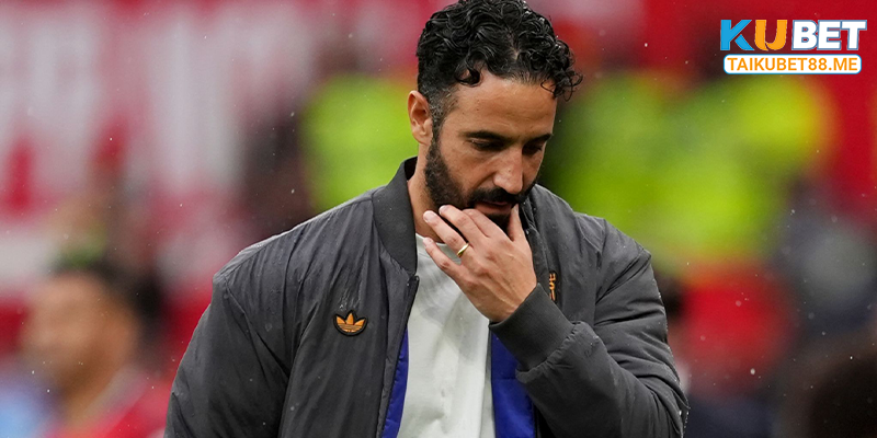 Ruben Amorim lo lắng cho tương lai của mình tại Manchester United